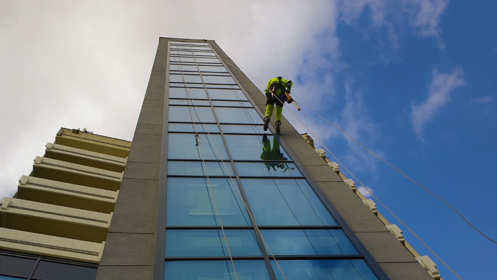 Industriekletterer bei Fassadenarbeiten an einem Hochhaus