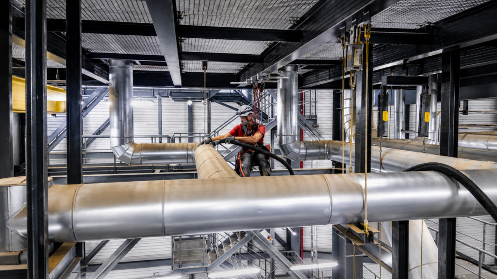 Industriekletterer bei technischen Arbeiten in einer Industrieanlage 3